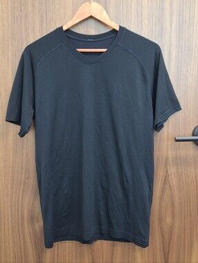 LULULEMON V-neck T-Shirt SZ M